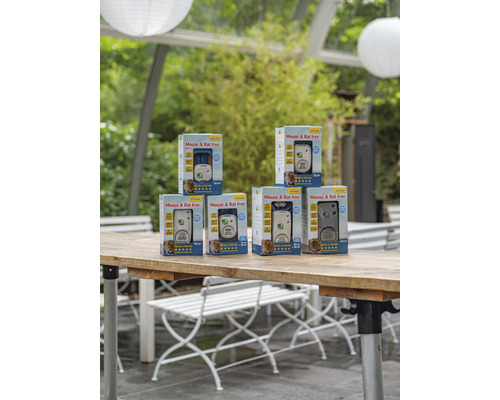 Meerdere verpakkingen ultrasone ongediertebestrijders op een houten tafel voor buiten.