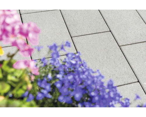 Rechthoekige straatstenen op de grond