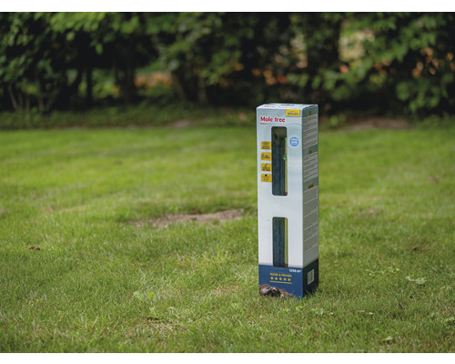 Verpakking voor mollenwerend net op een gazon