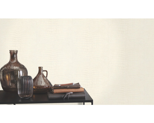 Decoratief behang met slangenpatroon op de muur