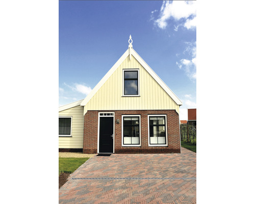 Aanzicht van een woonhuis met bakstenen gevel en oprit