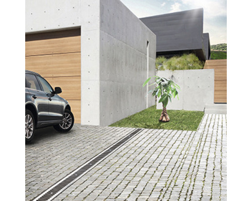 Oprit met afwateringsgoot, straatstenen en auto