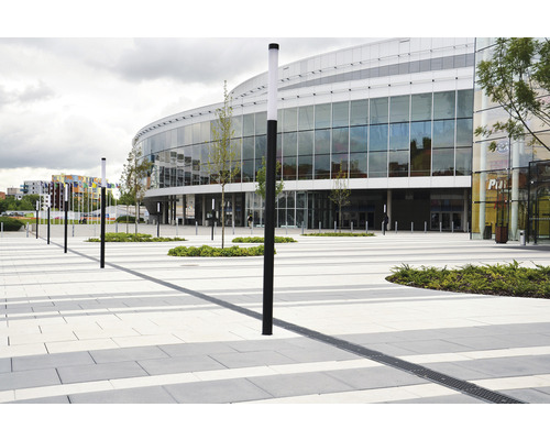 Buitenkant met straatstenen, afwateringsgoten en verlichtingspalen