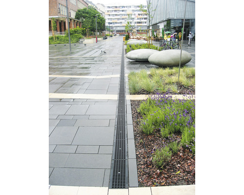 Buitengebied met straatstenen en afwateringsgoot