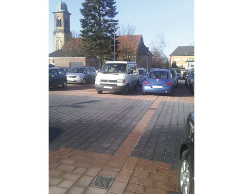Parkeerplaats met een bestrate oppervlakte en geparkeerde auto''s