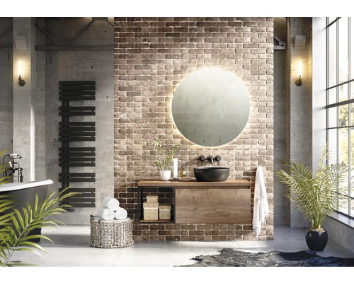 Badkamer met wastafel, spiegel, handdoekverwarmer en decoratie voor bakstenen muur