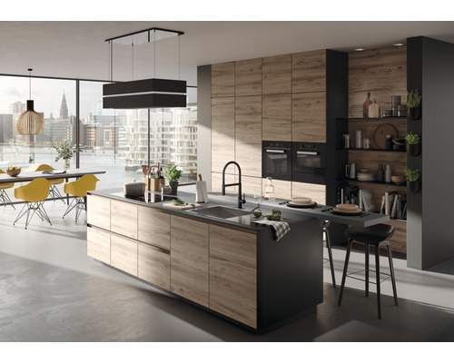 Lichte keuken met kookeiland, zitgelegenheid en inbouwkasten in houten uitvoering