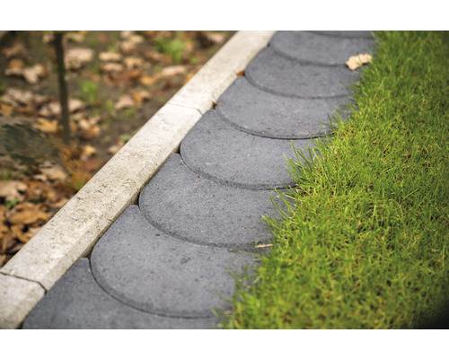 Close-up van grijze gazonrandstenen in de tuin