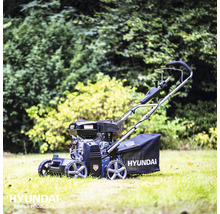 Hyundai grasmaaier in de tuin.