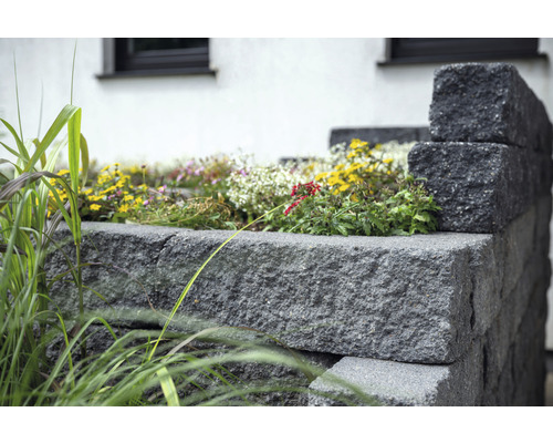 Hoge plantenbak van betonstenen met beplanting