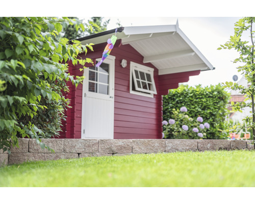 Tuinhuis met deur en raam in de tuin