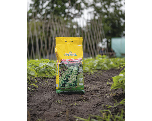 Zak moestuinmest in de moestuin