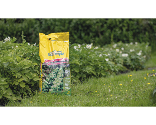 Zak groente mest in de tuin