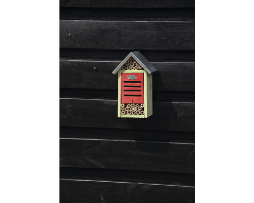 Houten insectenhotel met bamboe buizen voor de tuin