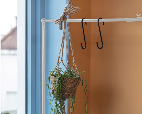 Hangplant in macramé bloempot aan kledingroede met haken