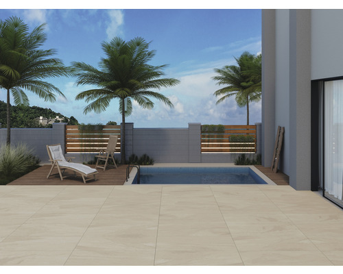 Buitenkant met zwembad, ligstoel en tegelvloer