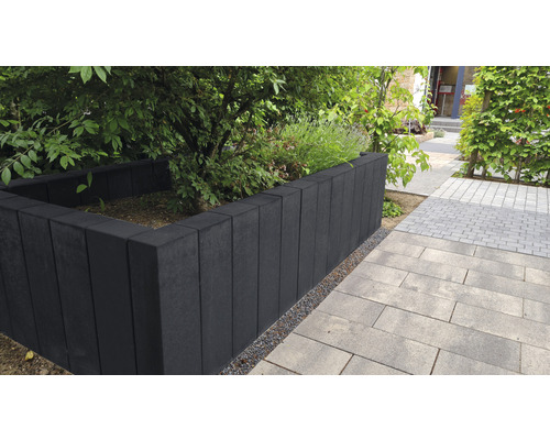 Tuinscene met plantenbed van betonnen elementen en stoeptegels