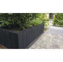 Betonnen plantenbak in de tuin.