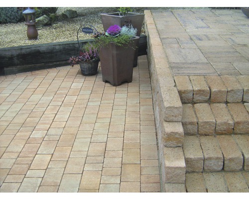 Terras met straatstenen en stenen trap