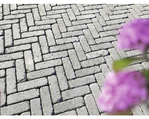 Straatstenen in visgraatmotief