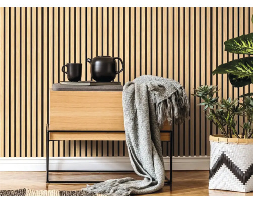 Woonkamer met wandpanelen, dressoir en kamerplant