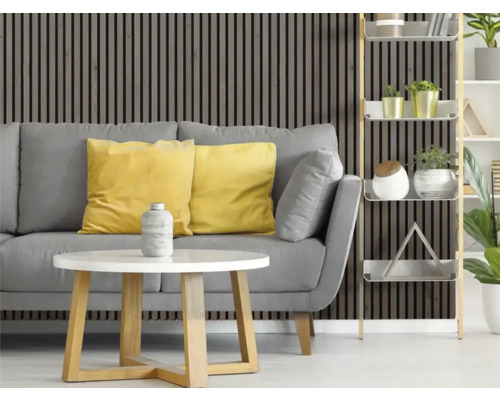 Woonkamer met grijze bank, gele kussens, ronde tafel en wandpanelen