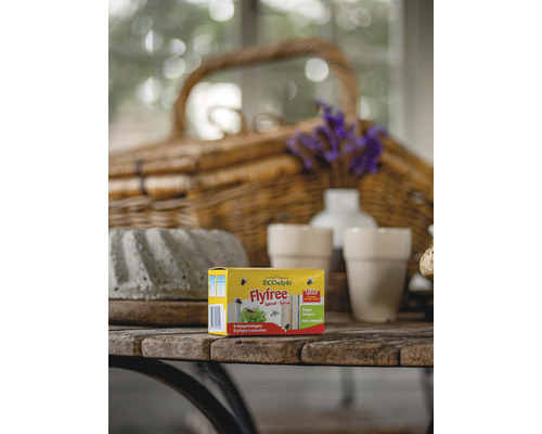 Eco Style Flyfree spiraal voor vliegenbestrijding op een houten tafel