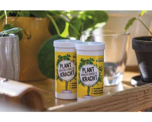 Twee potten plantenvoeding voor groeibevordering