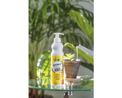 Fles mediterrane plantenvoeding voor palmen, citrus en olijven