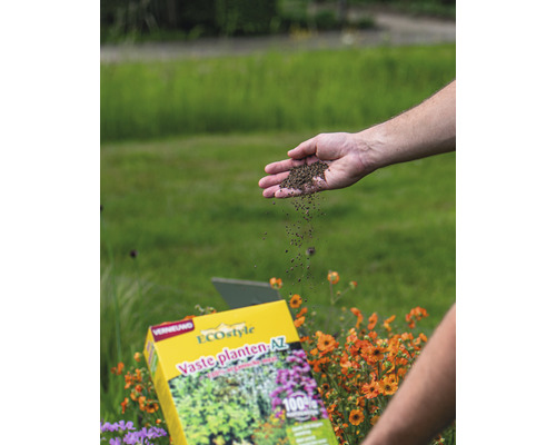 Persoon bemest vaste planten met langzaam vrijkomende meststof van Oscorna