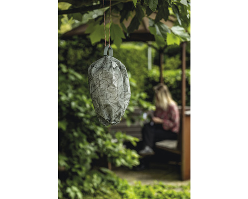 Insectenbeschermhoes met patroon hangt aan een boom in de tuin.