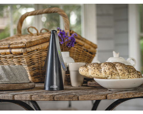 Tafereel met vliegenverjager, broodmand en gerechten op houten tafel