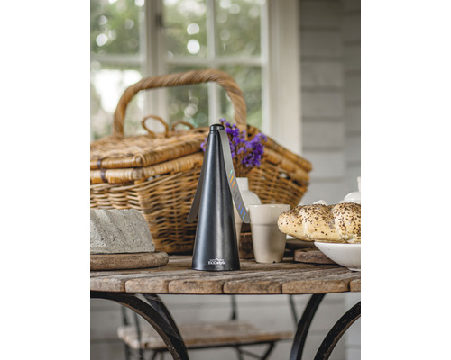 Tafereel met insectenwerende ventilator, eten, drinken en een mand op een houten tafel