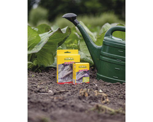 Twee pakken ongediertebestrijding naast een groene gieter in de tuin.