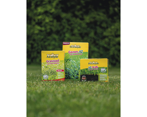 Drie verpakkingen EcoStyle tuinproducten op gras: gazonzaad, gazonmest en gazonkalk