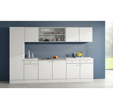 Moderne keuken met witte kasten en werkbladen voor een heldere en georganiseerde ruimtesfeer.