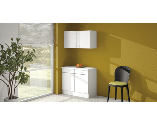 Keukenscène met houten onderkast, hangkast en stoel