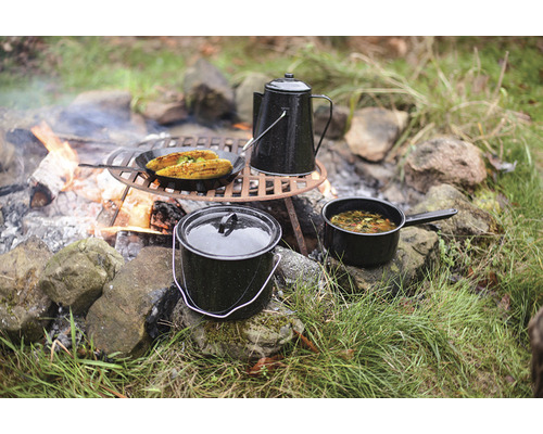 Kampvuur met grillrooster, ketel, pan en koffiekan voor buiten kookavonturen