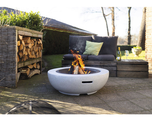 Buitenruimte met vuurplaats, brandhoutrek en zitmogelijkheid