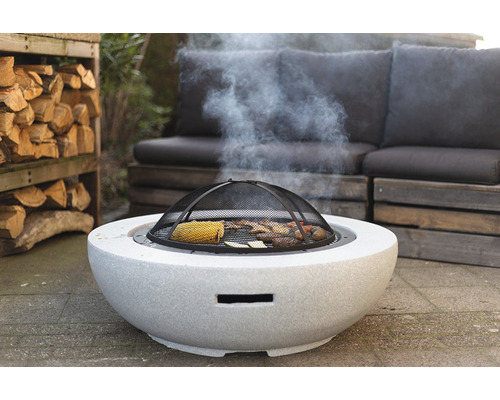 Vuurplaats met grillrooster en voedsel buitenshuis met houtopslag en zitgelegenheid