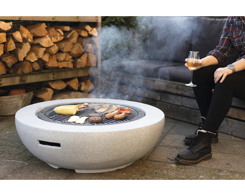 Ronde barbecue met voedsel en persoon met drank buiten