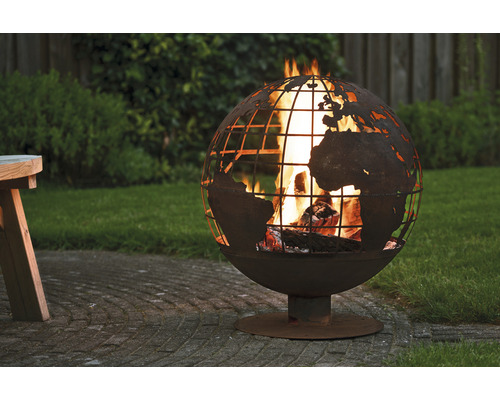 Vuurkorf in de vorm van een wereldbol met brandend hout