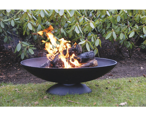 Vuurschaal met brandend hout in de tuin