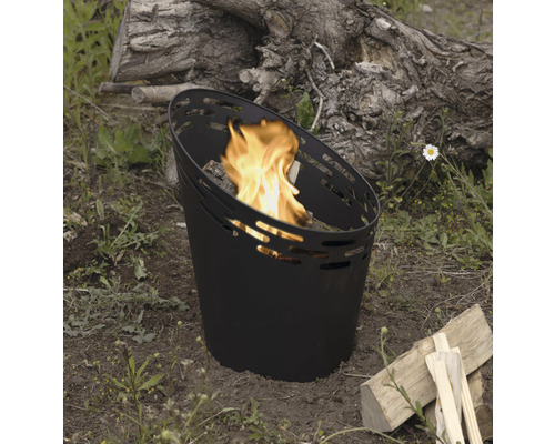 Vuurkorf met brandend hout in de tuin