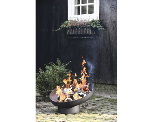 Vuurschaal met brandend hout in de tuin