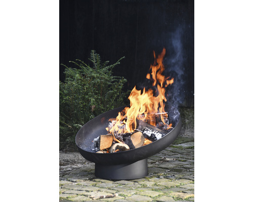 Vuurschaal met brandend hout in de tuin