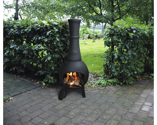 Zwarte chiminea kachel met brandend hout in de tuin
