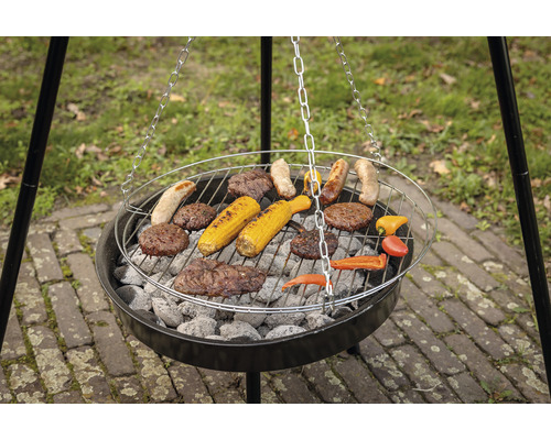 Driepoot barbecue met worstjes, maïskolven en burgers op houtskool