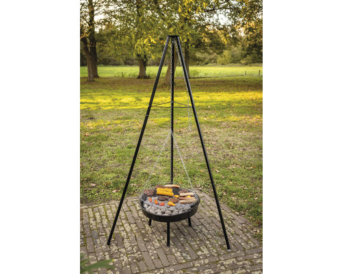 Draaibare barbecue met gegrild voedsel buitenshuis