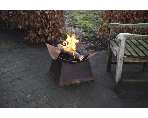 Vuurplaats met brandend hout in de tuin